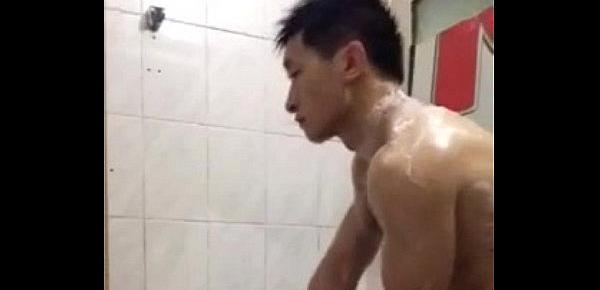  Japonês gostoso tomando banho na academia